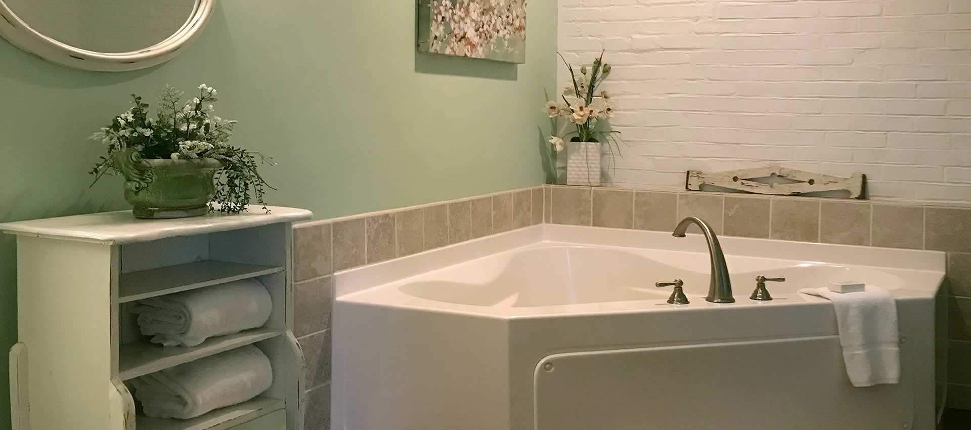 Garden Room whirlpool tub