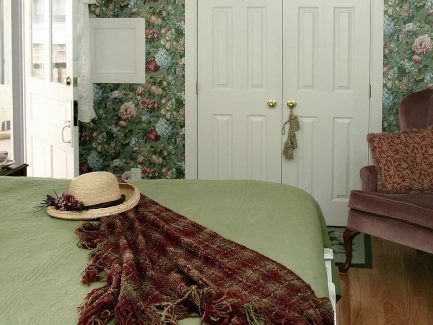 Dorothy's Hideaway bed and closet